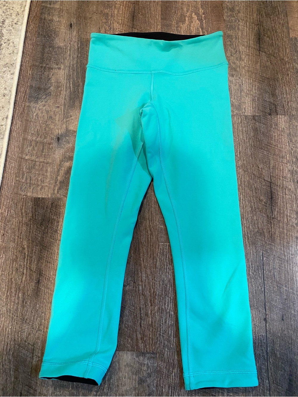 Womens Lululemon high rise, turquoise cropped leggings, size 4 reversible